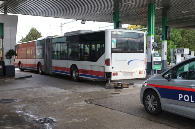 Tdlicher Unfall: Buslenker bei Reparaturarbeiten in Haag am Hausruck unter Linienbus erdrckt