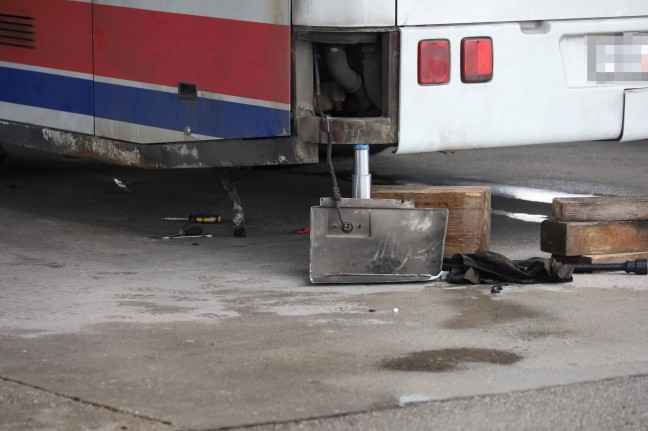 Tdlicher Unfall: Buslenker bei Reparaturarbeiten in Haag am Hausruck unter Linienbus erdrckt