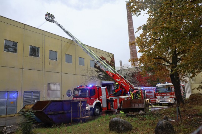 Sieben Feuerwehren bei Brand am Gelnde einer Papierfabrik in Laakirchen im Einsatz