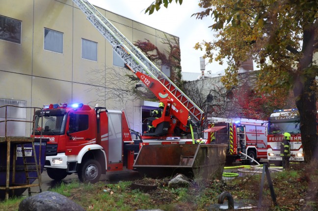 Sieben Feuerwehren bei Brand am Gelnde einer Papierfabrik in Laakirchen im Einsatz