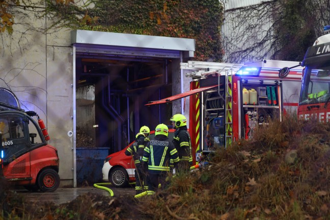 Sieben Feuerwehren bei Brand am Gelnde einer Papierfabrik in Laakirchen im Einsatz