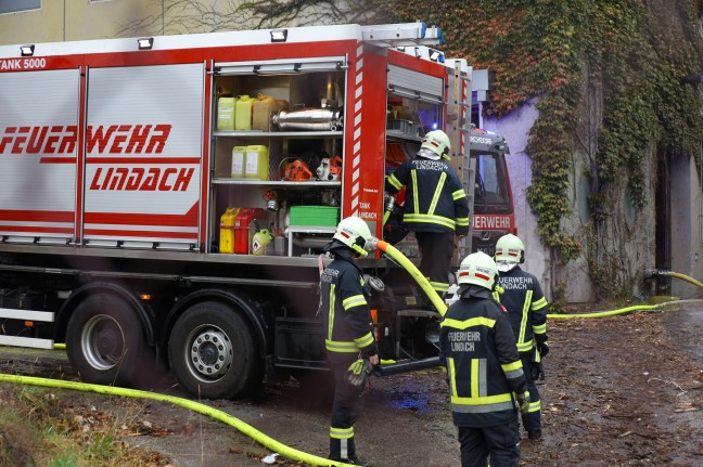 Sieben Feuerwehren bei Brand am Gelnde einer Papierfabrik in Laakirchen im Einsatz