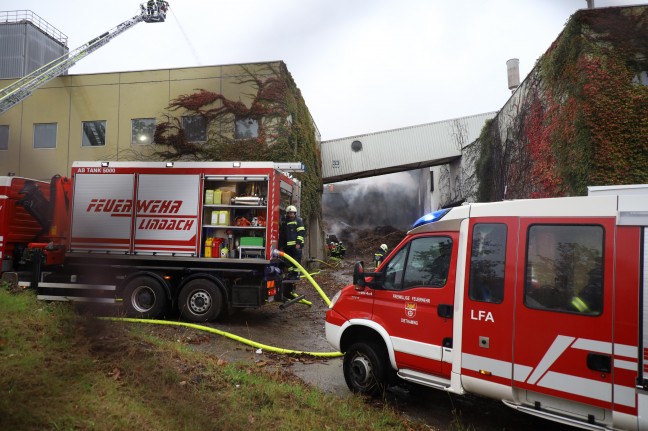 Sieben Feuerwehren bei Brand am Gelnde einer Papierfabrik in Laakirchen im Einsatz