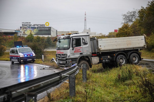 LKW auf lverschmierter Auffahrtsrampe der Welser Autobahn beim Marchtrenk ins Schleudern gekommen