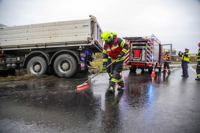 LKW auf lverschmierter Auffahrtsrampe der Welser Autobahn beim Marchtrenk ins Schleudern gekommen