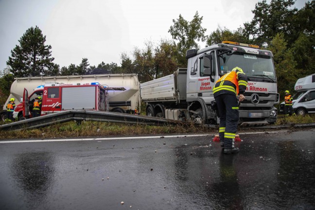 LKW auf lverschmierter Auffahrtsrampe der Welser Autobahn beim Marchtrenk ins Schleudern gekommen