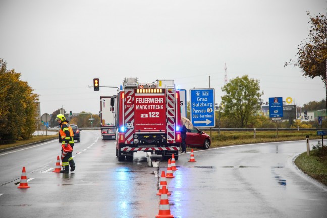 LKW auf lverschmierter Auffahrtsrampe der Welser Autobahn beim Marchtrenk ins Schleudern gekommen