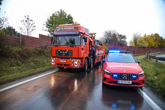 LKW auf lverschmierter Auffahrtsrampe der Welser Autobahn beim Marchtrenk ins Schleudern gekommen