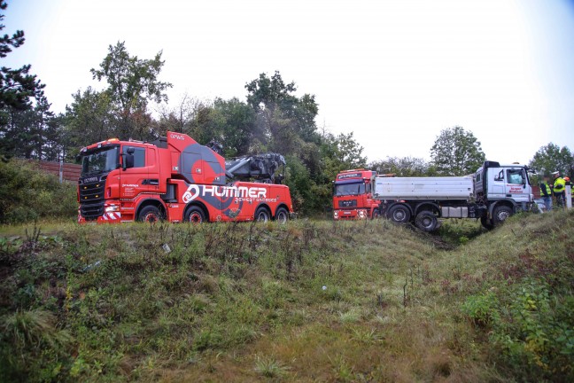 LKW auf lverschmierter Auffahrtsrampe der Welser Autobahn beim Marchtrenk ins Schleudern gekommen