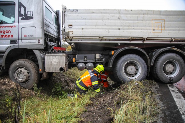 LKW auf lverschmierter Auffahrtsrampe der Welser Autobahn beim Marchtrenk ins Schleudern gekommen