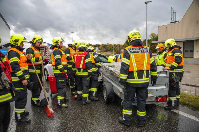 Auffahrunfall zwischen LKW und PKW samt Anhnger auf Wiener Strae bei Marchtrenk