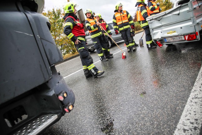 Auffahrunfall zwischen LKW und PKW samt Anhnger auf Wiener Strae bei Marchtrenk