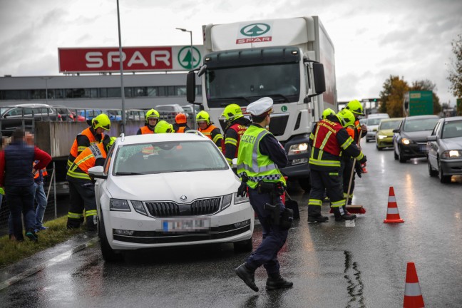 Auffahrunfall zwischen LKW und PKW samt Anhnger auf Wiener Strae bei Marchtrenk