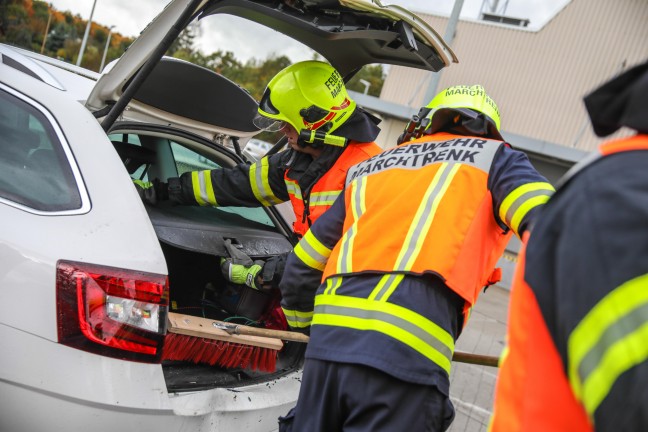 Auffahrunfall zwischen LKW und PKW samt Anhnger auf Wiener Strae bei Marchtrenk