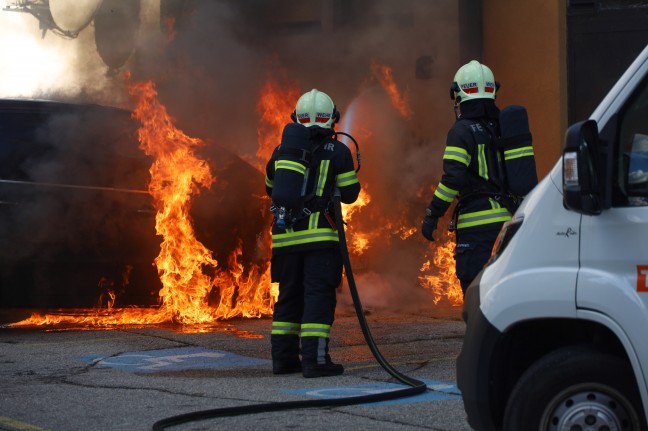 PKW in Vollbrand: Lscheinsatz der Feuerwehr samt Personenrettung in Wels-Neustadt