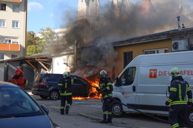 PKW in Vollbrand: Lscheinsatz der Feuerwehr samt Personenrettung in Wels-Neustadt