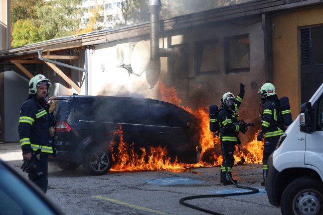 PKW in Vollbrand: Lscheinsatz der Feuerwehr samt Personenrettung in Wels-Neustadt