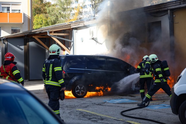 PKW in Vollbrand: Lscheinsatz der Feuerwehr samt Personenrettung in Wels-Neustadt