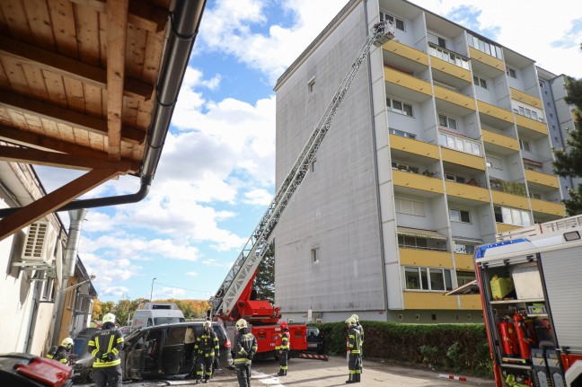 PKW in Vollbrand: Lscheinsatz der Feuerwehr samt Personenrettung in Wels-Neustadt