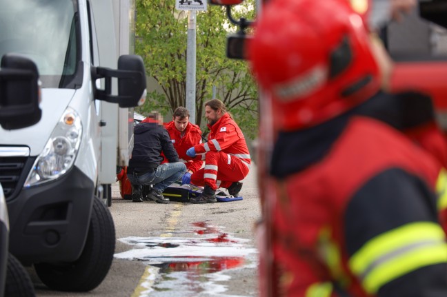 PKW in Vollbrand: Lscheinsatz der Feuerwehr samt Personenrettung in Wels-Neustadt