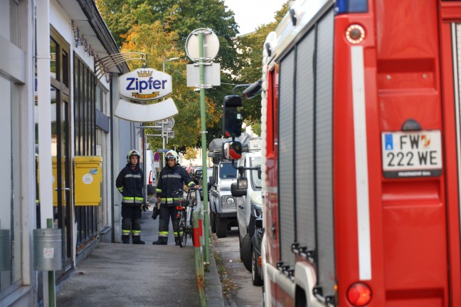 PKW in Vollbrand: Lscheinsatz der Feuerwehr samt Personenrettung in Wels-Neustadt