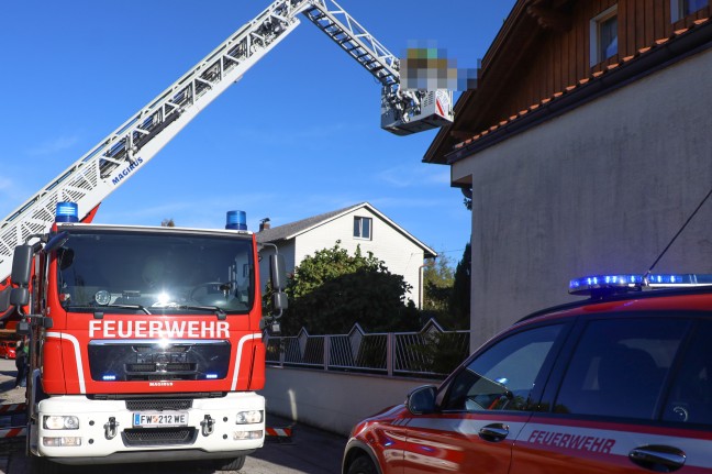 Pensionist nach Sturz von Leiter mittels Drehleiter aus Wohnhaus in Wels-Lichtenegg gerettet