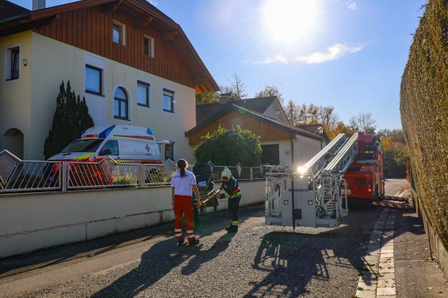 Pensionist nach Sturz von Leiter mittels Drehleiter aus Wohnhaus in Wels-Lichtenegg gerettet