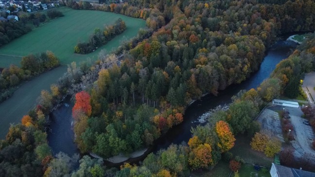 Vermeintliche Person in der Ager bei Regau stellte sich zum Gl�ck als Laubhaufen heraus
