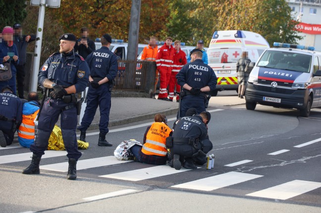 Klimakleber: Verkehrschaos durch Protestaktion mit etwas zu viel Klebstoff in Attnang-Puchheim