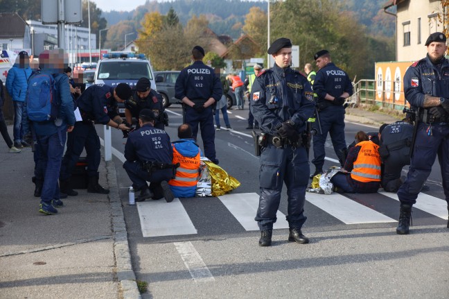 Klimakleber: Verkehrschaos durch Protestaktion mit etwas zu viel Klebstoff in Attnang-Puchheim