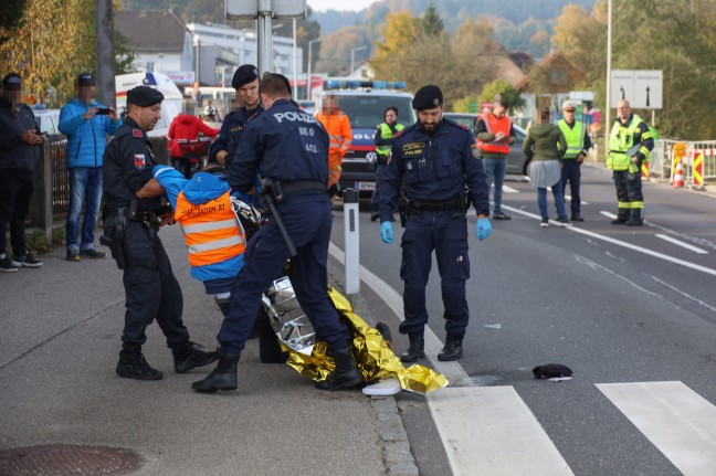 Klimakleber: Verkehrschaos durch Protestaktion mit etwas zu viel Klebstoff in Attnang-Puchheim