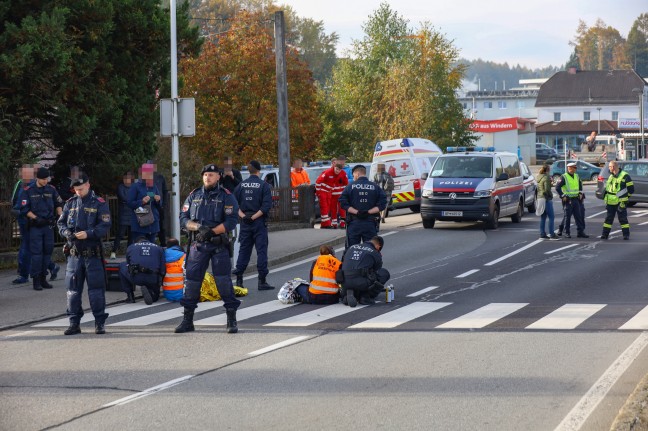 Klimakleber: Verkehrschaos durch Protestaktion mit etwas zu viel Klebstoff in Attnang-Puchheim