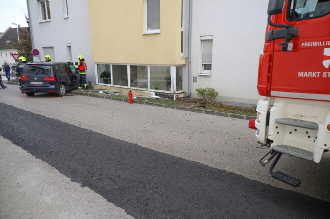 Auto bei Verkehrsunfall in St. Florian gegen Hauswand geprallt