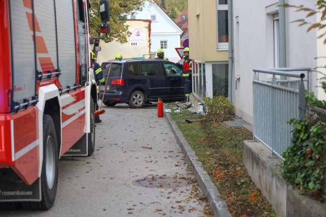 Auto bei Verkehrsunfall in St. Florian gegen Hauswand geprallt