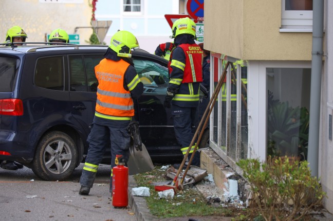 Auto bei Verkehrsunfall in St. Florian gegen Hauswand geprallt