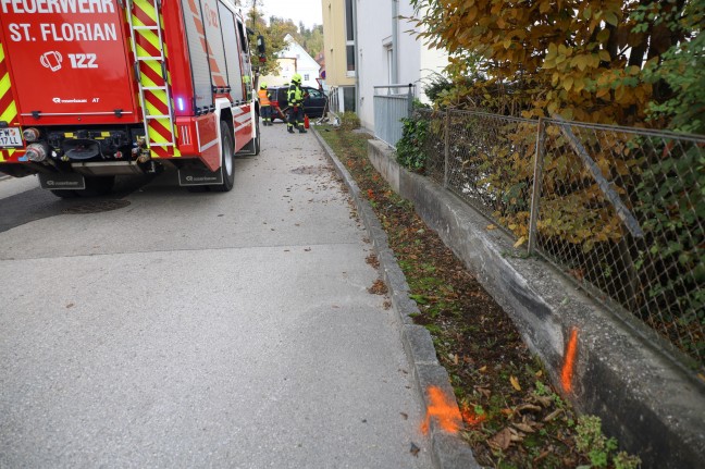 Auto bei Verkehrsunfall in St. Florian gegen Hauswand geprallt