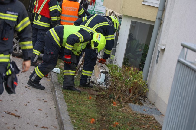 Auto bei Verkehrsunfall in St. Florian gegen Hauswand geprallt