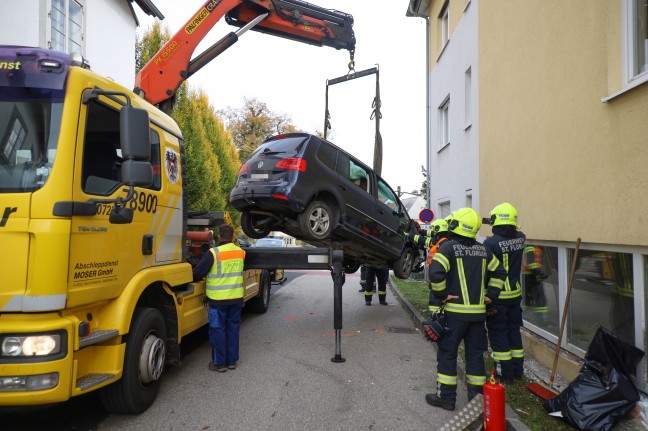 Auto bei Verkehrsunfall in St. Florian gegen Hauswand geprallt