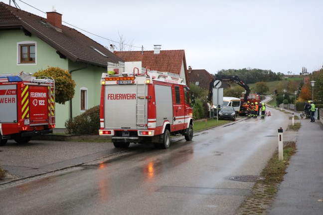 Kleinbus des Behindertenfahrdienstes in Alkoven gegen Gartenzaun und abgestellten PKW gekracht