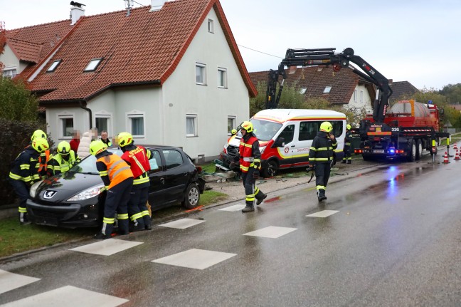 Kleinbus des Behindertenfahrdienstes in Alkoven gegen Gartenzaun und abgestellten PKW gekracht