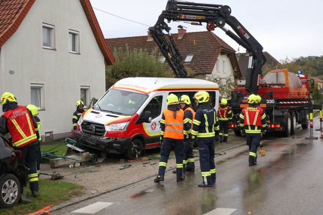 Kleinbus des Behindertenfahrdienstes in Alkoven gegen Gartenzaun und abgestellten PKW gekracht