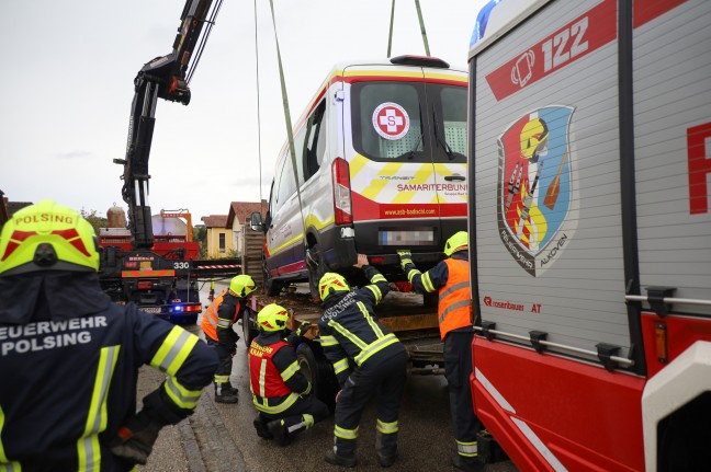 Kleinbus des Behindertenfahrdienstes in Alkoven gegen Gartenzaun und abgestellten PKW gekracht