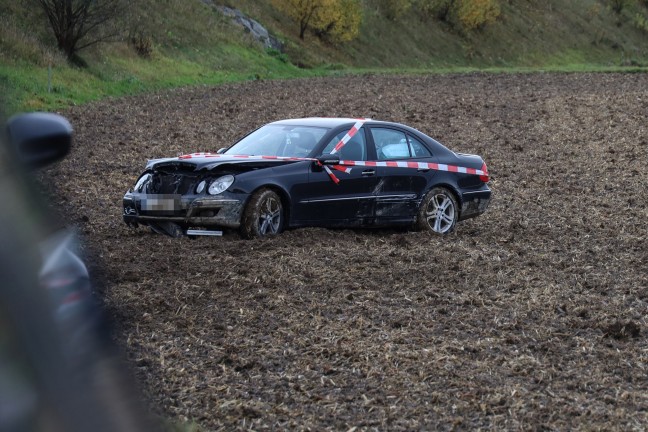 Auto auf Wiener Strae in Edt bei Lambach von Strae abgekommen und im Acker gelandet