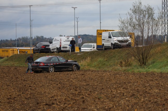 Auto auf Wiener Strae in Edt bei Lambach von Strae abgekommen und im Acker gelandet