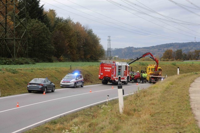 Auto auf Altheimer Strae bei St. Peter am Hart berschlagen