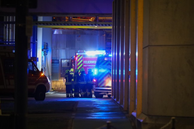 Brandeinsatz im Betriebsgelnde einer Papierfabrik in Ansfelden fhrte zu Einsatz zweier Feuerwehren