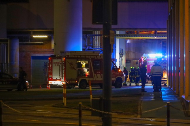 Brandeinsatz im Betriebsgelnde einer Papierfabrik in Ansfelden fhrte zu Einsatz zweier Feuerwehren