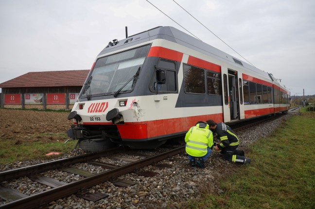 Lokalbahn kollidiert auf Bahnbergang in Waizenkirchen mit LKW-Anhnger