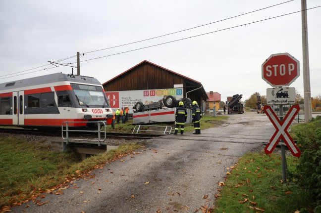 Lokalbahn kollidiert auf Bahnbergang in Waizenkirchen mit LKW-Anhnger