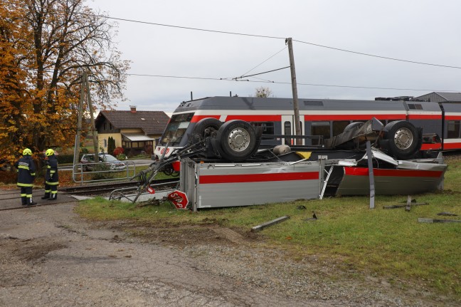 Lokalbahn kollidiert auf Bahnbergang in Waizenkirchen mit LKW-Anhnger